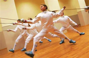 學外語、跳芭蕾、學擊劍，莫斯科第九女子軍官學校的女兵可謂「全能女兵」。 圖片來源：信息時報