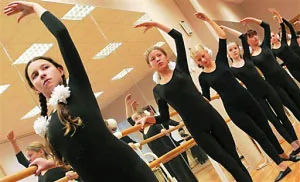 女兵们学习芭蕾 图片来源：信息时报