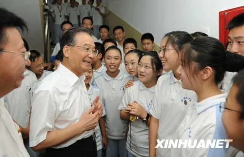 这是9月4日，在北京市第三十五中学，课间休息时，温家宝和同学们交谈。 