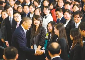 對話結束後，奧巴馬與學生握手道別 新華社