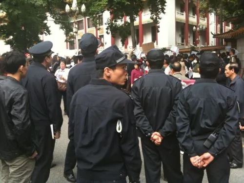 广州番禺居民抗议垃圾焚烧
