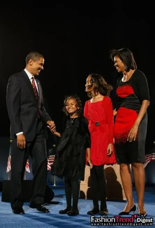 身着设计师Narciso Rodriguez设计的红黑色渐变连衣裙和黑色小外套的Michelle Obama