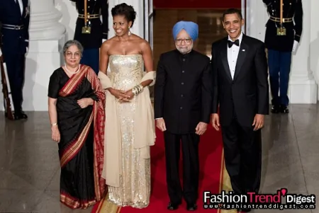 Obama夫妇在白宫设宴款待印度总理辛格夫妇，Michelle身穿印度裔美籍设计师Naeem Khan设计的礼服。