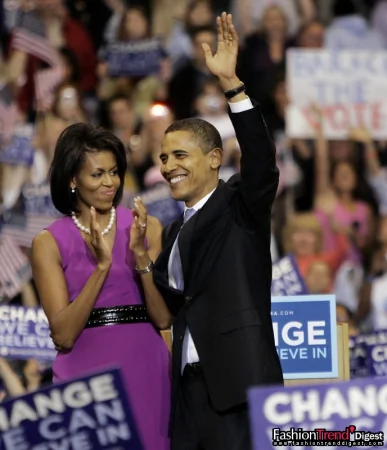 08年6月3日Barack Obama贏得候選資格的當天，Michelle Obama身着的Maria Pinto紫羅蘭色連衣裙