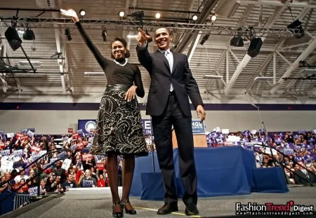 Michelle Obama的穿着總給人一種親切感，因其少數族裔的背景以及年輕活絡的風格使得她的裝束總是在嚴肅莊重和低調休閒之間遊刃有餘