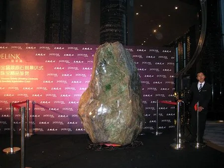 巨型翡翠全球寻买家 “疯狂石头”估价近三亿 