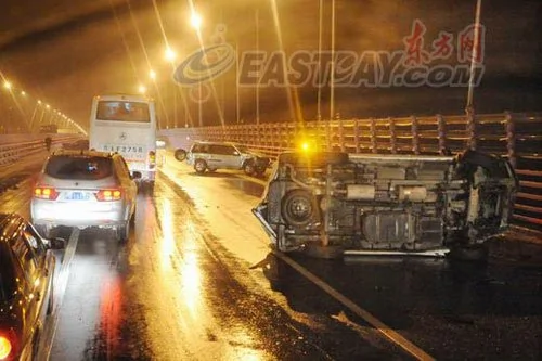 杭州湾跨海大桥发生连环车祸 20余车受损(图)