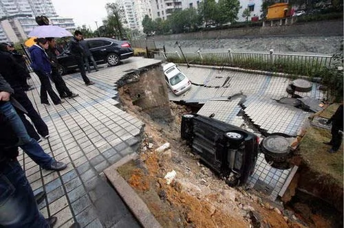 溫州突發地面塌陷 8輛車掉5米深大坑