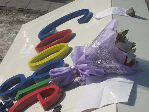 民眾在谷歌中國總部前獻花(前一天鮮花全被拿走)