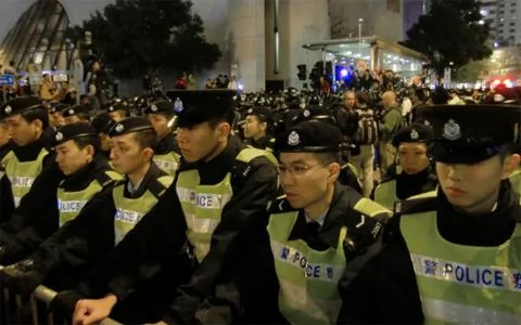 高鐵撥款抗議中香港出動大批警力維持秩序