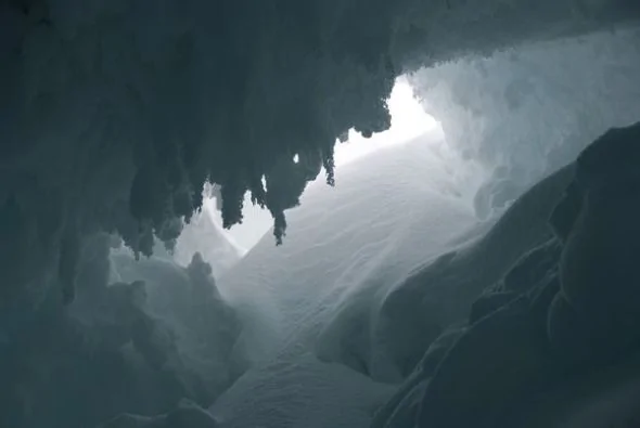 南極冰層深處鬼峰面紗揭開：山頂呈針刺狀 