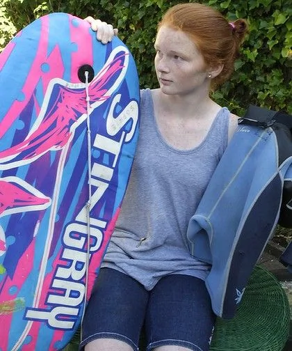 新西兰14岁女孩用冲浪板击退1.5米长鲨鱼