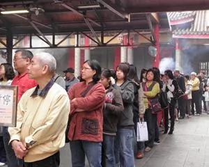 台北行天宮內等待收驚的民眾  