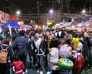 香港維園年宵市場吸引大批市民 
