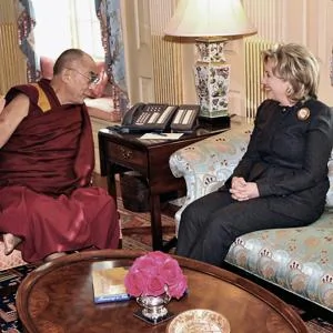 美国国务卿克林顿18日在国务院会见达赖喇嘛