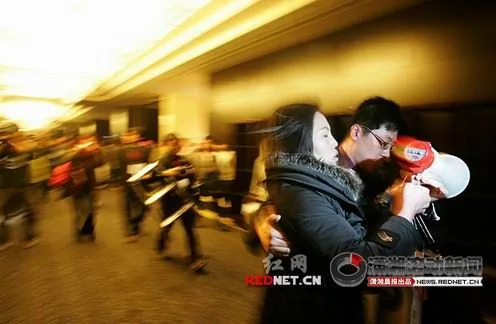 豐田北京道歉會混亂 消費者大喇叭抗議被拖走