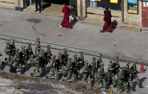 圖為中國武警去年3月10日在四川康定的街道上巡邏