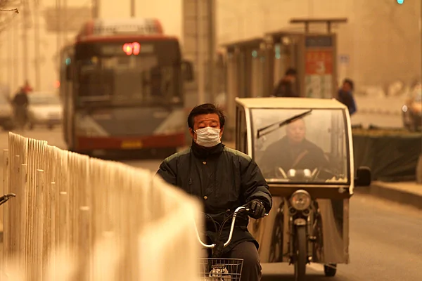 北京遭遇强浮尘  空气五级重度污染