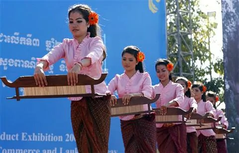 圖為柬埔寨婦女表演紡絲舞(檔案照片)