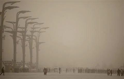 圖為北京奧林匹克體育館附近22日因沙塵暴形成霧蒙蒙的景象