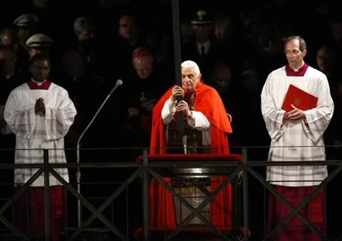 教皇手举十字架纪念耶稣受难