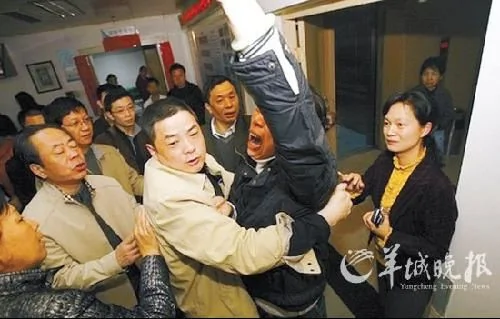 福建南平妇女向市委领导下跪喊冤后被拘留