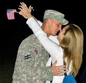 喬治亞州國警察衛隊員從阿富汗返鄉親吻愛妻 