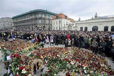 華沙民眾聚集在總統府前悼念遇難的總統