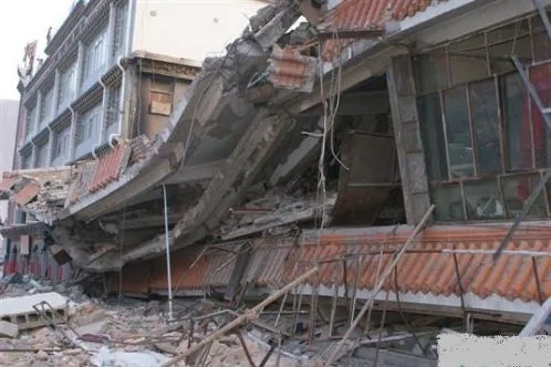 青海玉树地震: 请看学校宿舍楼质量对比