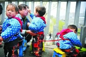 女子绳拴三胞胎乞讨 在北京无法获低保救助／图