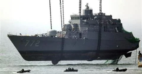 吊車吊起沉沒的韓國軍艦殘骸