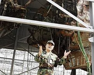 韓國海軍少將在天安號殘骸前講話