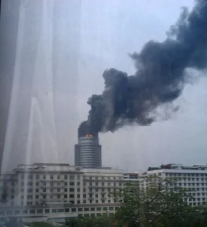 廣東省電台頂樓突發大火 目前傷亡不明