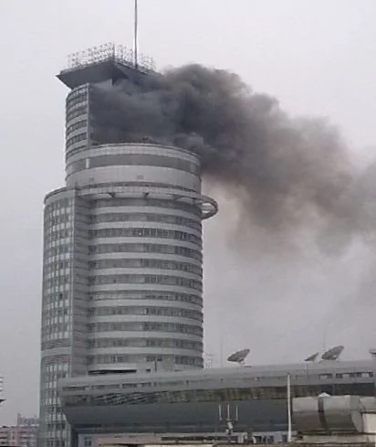 广东省电台顶楼突发大火 目前伤亡不明