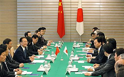 中国总理温家宝与日本首相鸠山由纪夫举行会谈