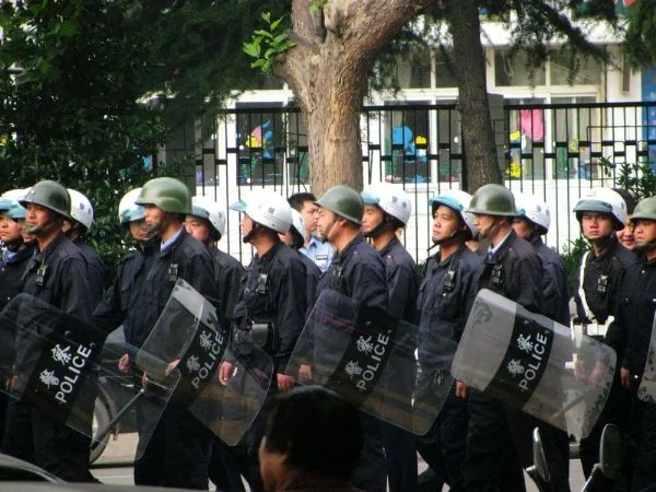 河南平顶山罢工活动 警察镇压女工人的图片