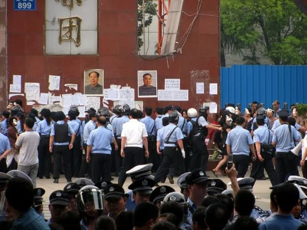 河南平顶山罢工活动 警察镇压女工人的图片