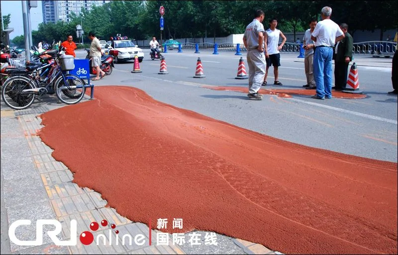 成都闹市路面突然隆起 红褐色泥浆汹涌而出