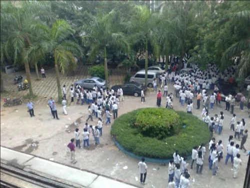 廣東數百學生為保校"圍攻"教育局