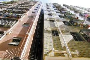 深圳有4栋“楼贴楼”：地基相距4米，上面紧靠一起