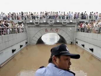 重慶一名警察觀察嘉陵江與長江匯合處水位