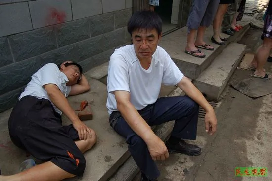武汉拆迁再爆暴力事件 居警察察一块被打