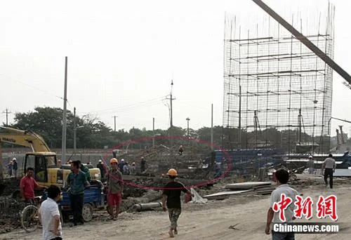 杭州宁杭高铁一钢筋笼突然倒塌 八工人高空坠落
