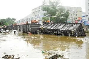 吉林永吉一列货运列车被洪水冲出数百米(图)