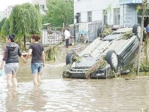 吉林永吉一列貨運列車被洪水衝出數百米(圖)