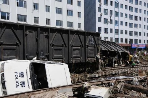 吉林永吉特大洪灾：水库决口火车车厢被冲上街