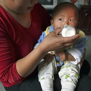 一山東嬰兒喝牛奶（資料照片）