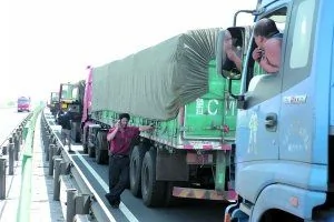 京藏高速大堵車進入第四天 1小時僅前行百米