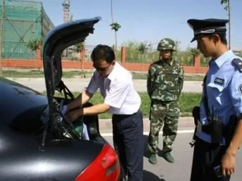 新疆警方嚴密搜查
