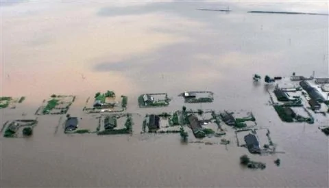 洪水漫捲北韓新義州的農田和房屋